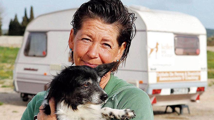 Hundedame Möhrchen und Andrea Keller machen Station in Porreres.