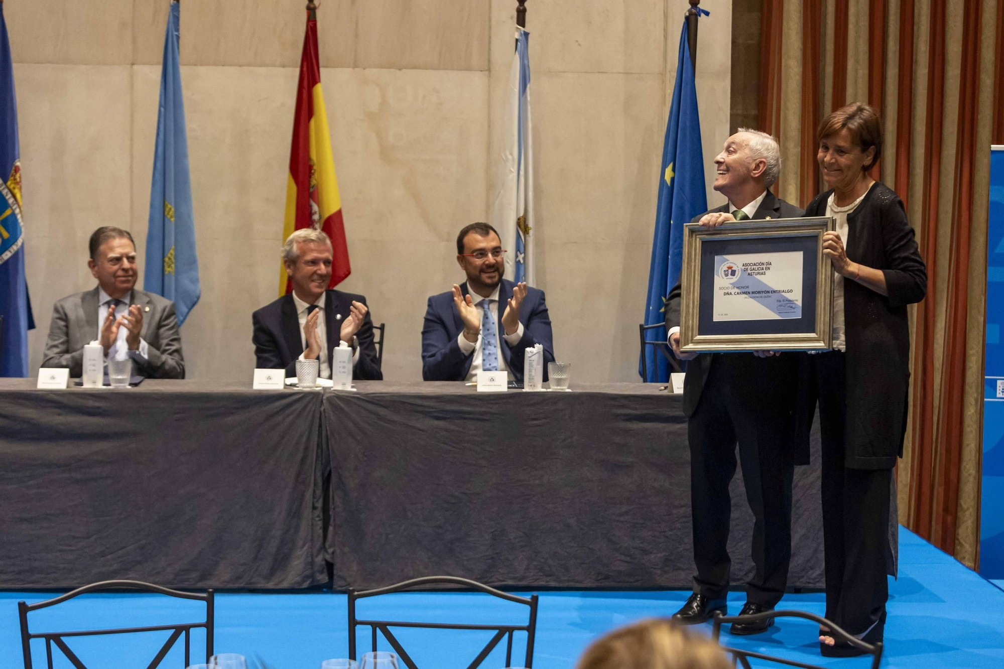La Asociación Día de Galicia en Asturias entrega su medalla de oro a Adrián Barbón y Carmen Moriyón