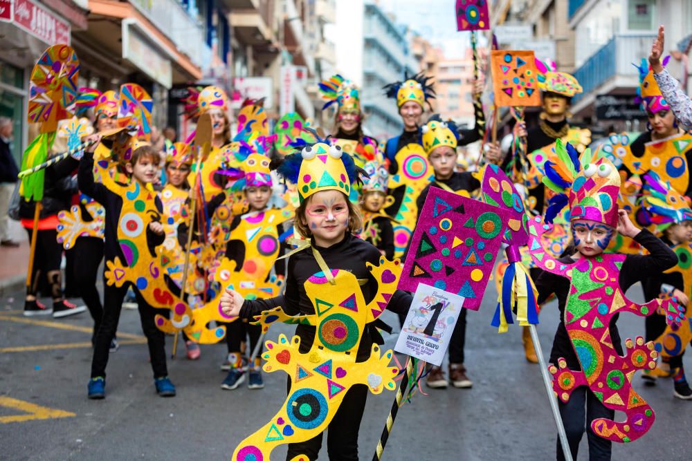 Los más pequeños desfilan en el Carnaval Infantil de Benidorm.