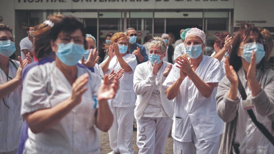 Profesionales del Hospital Universitario de Canarias (HUC), en Tenerife, reciben un homenaje por su labor durante la pandemia.
