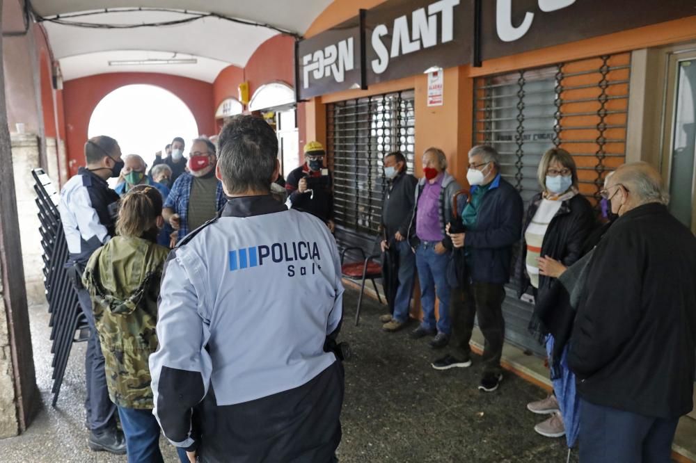 Veïns de Sant Cugat de Salt denuncien l''incivisme continuat d''alguns joves