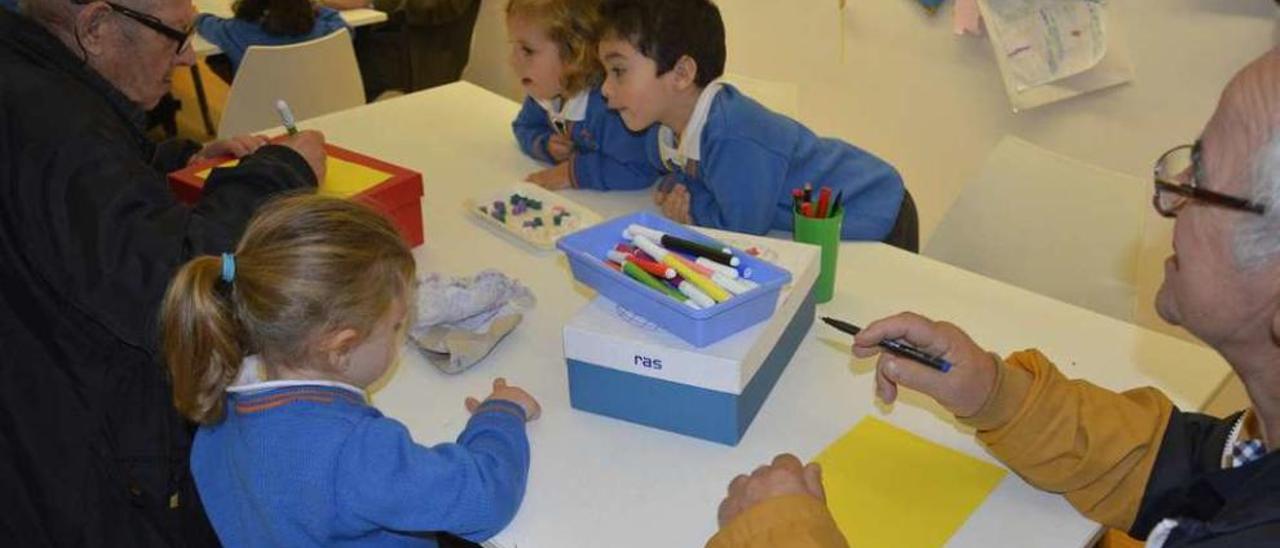 Usuarios de Afaga y escolares de Infantil, durante uno de los talleres conjuntos en el MARCO de Vigo.