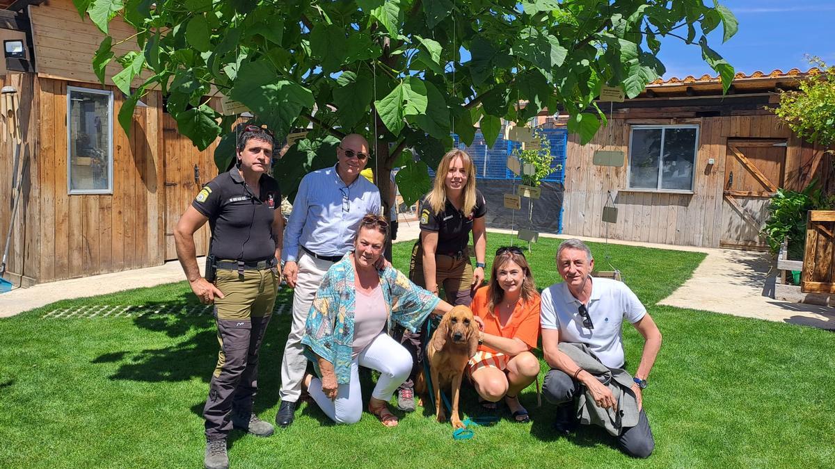 La madre de Marta Calvo, Marisol Burón, junto a los miembros de UCAS de Arrate en el Árbol de los Desaparecidos