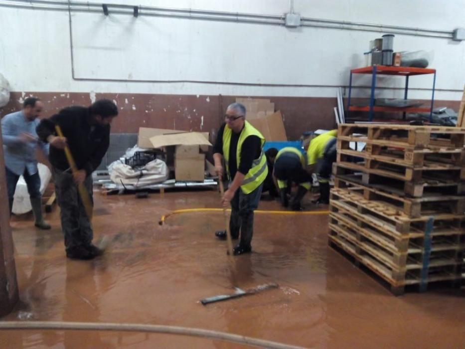 Treballs de neteja en una nau inundada a Castellbell