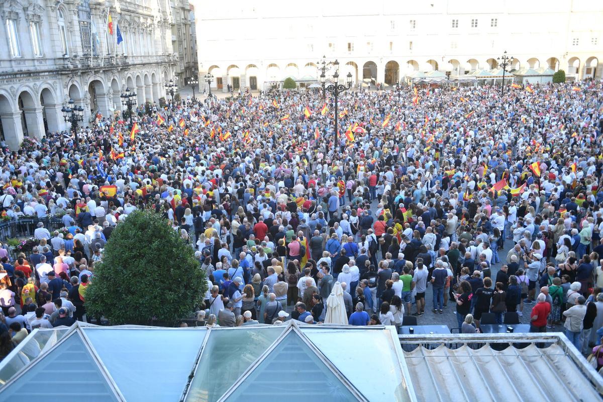 Entre los gritos más repetidos en la tarde de este miércoles estuvieron «Ceuta no se vende, Ceuta se defiende», «Ceuta aguanta, España se levanta» e «Invasores, expulsión».