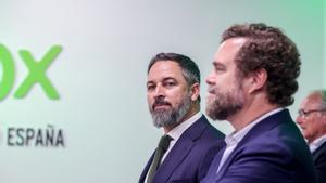 El líder de Vox, Santiago Abascal (i) y el portavoz nacional del partido en el Congreso, Iván Espinosa de los Monteros