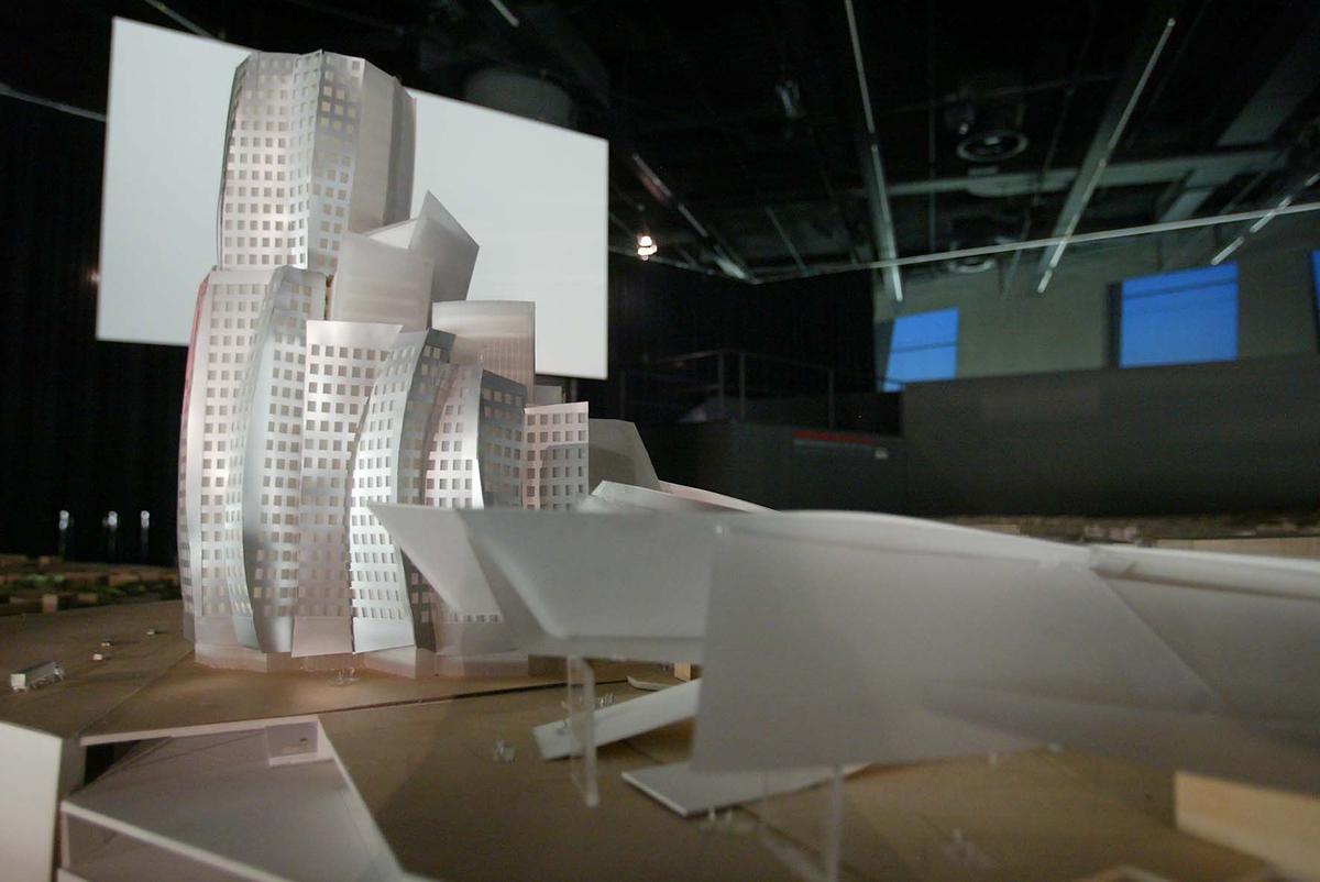El arquitecto Frank Gehry y el entonces alcalde de Barcelona, Joan Clos, muestran la maqueta del edificio proyectado en la zona de La Sagrera, donde se ubicará el futuro Museo de la Movilidad.
Barcelona, 20 de mayo de 2004.
