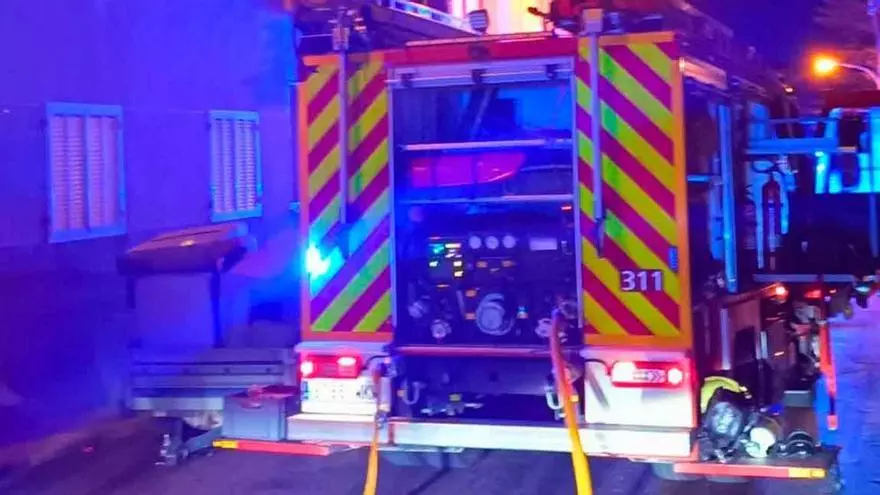 VÍDEO | Dos guardias civiles fuera de servicio rescatan a un hombre en el incendio de una vivienda en Cala Rajada
