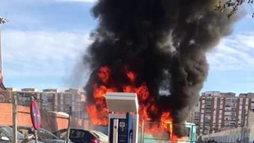 Arde un autobús de la EMT