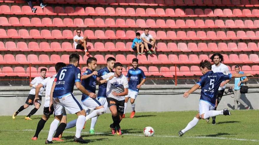 Un lance del partido entre el Ourense CF y el Silva. // Jesús Regal