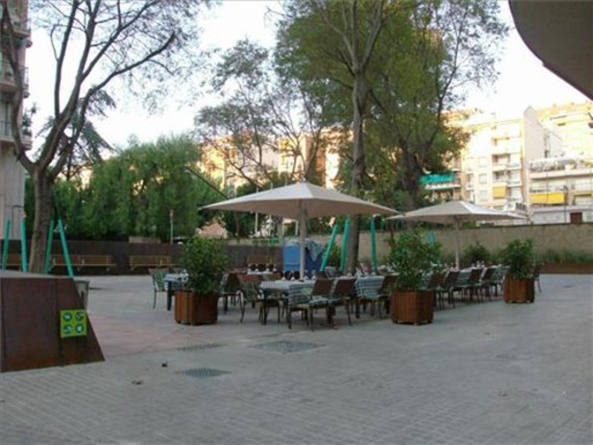 Plaça pública d’ús privat al Putxet.Després d’unes interminables obres de la L-9 de metro, es va inaugurar la nova plaça de Narcisa Freixas, a Barcelona. No obstant, la plaça és més per a l’ús d’un bar, que per a l’ús dels veïns. L’ajuntament va omplir el barri d’adhesius amb el lema ’Estrenem plaça’. Qui la va estrenar de veritat va ser el bar i els seus clients.