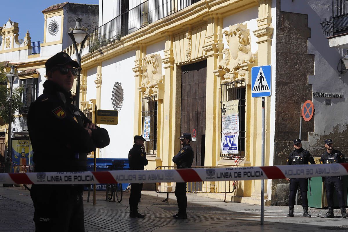 La Policía Nacional inspecciona la Casa de los Guzmanes de Córdoba tras aparecer una tercera granada
