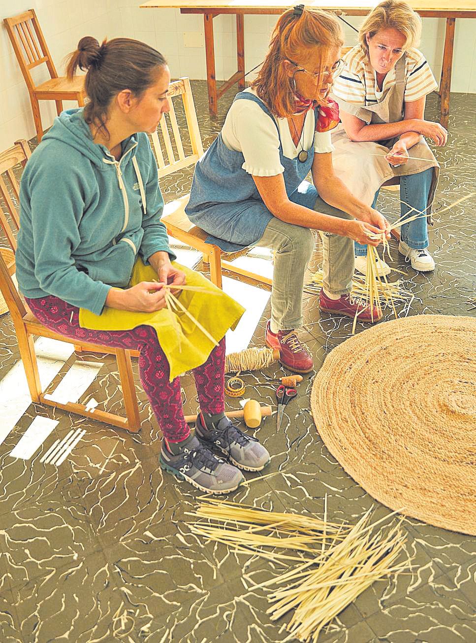 Curso de cestería con palmito (llata).