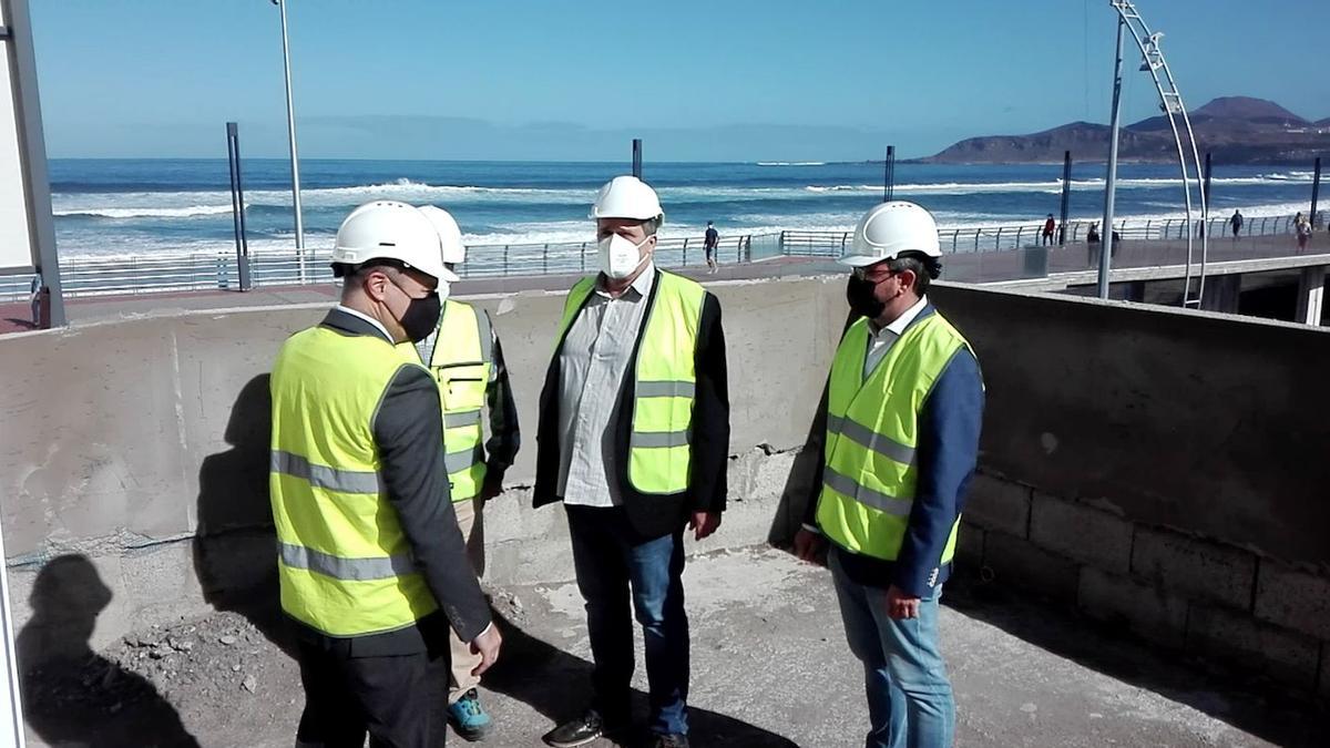 Augusto Hidalgo y Javier Doreste recorren las obras de la nueva biblioteca Josefina de la Torre.