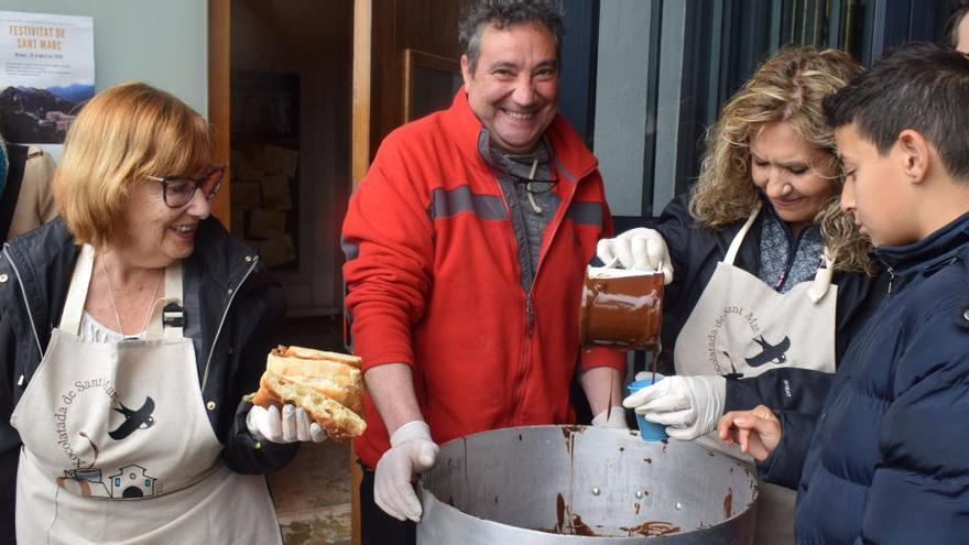 Repartiment de la xocolata  desfeta a Queralt per Sant Marc del 2019