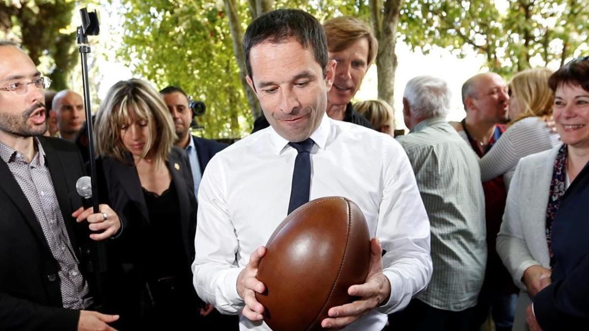 Hamon sujeta un balón de rugbi durante una visita de campaña a Aignan, el 17 de abril.