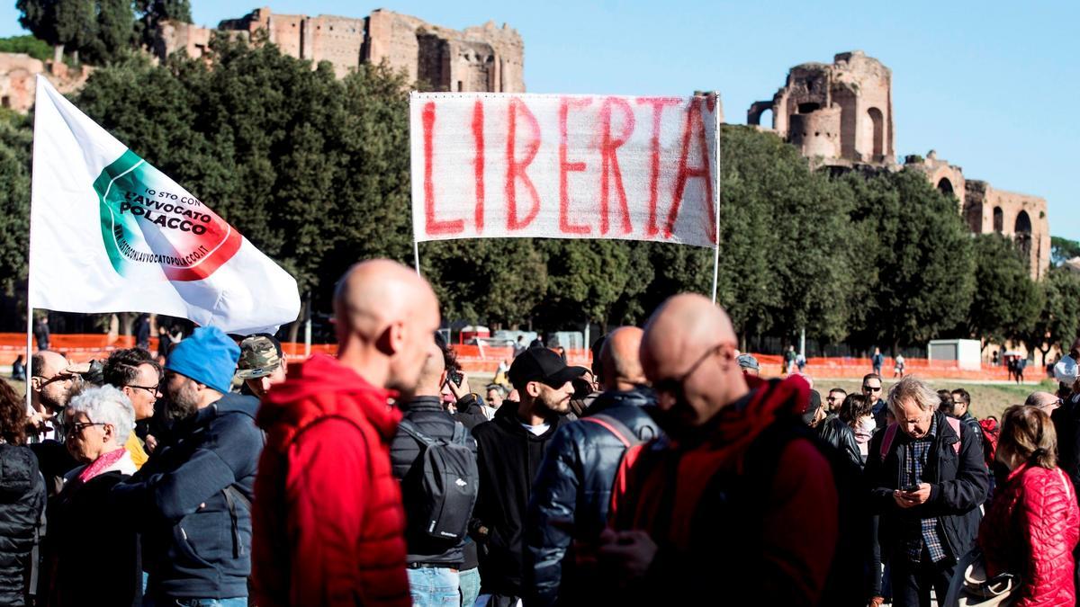 Manifestación en contra del llamado 'green pass', el pasaporte covid italiano, en Roma el 15 de octubre de 2021.