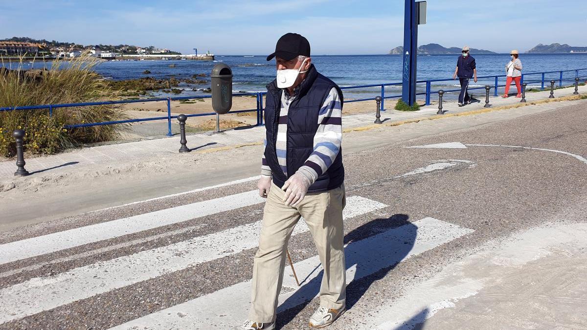 Un hombre mayor cumple con su horario de paseo en la zona de Coruxo. // Marta G. Brea