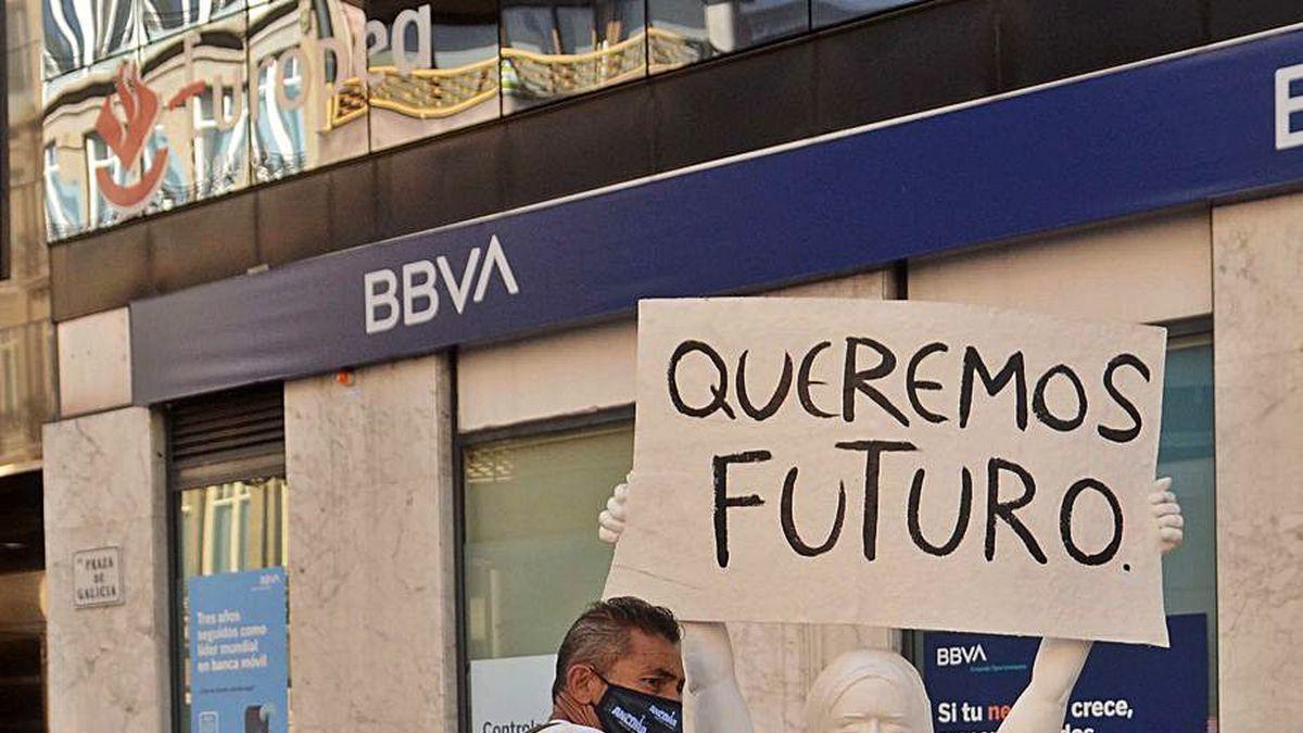 Dos de las obras instaladas ayer en la Plaza de Galicia.