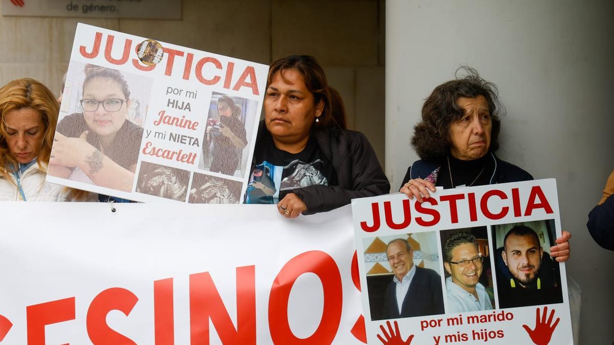 Las cuatro asociaciones de víctimas despliegan sus pancartas a las puertas de la Ciudad de la Justicia