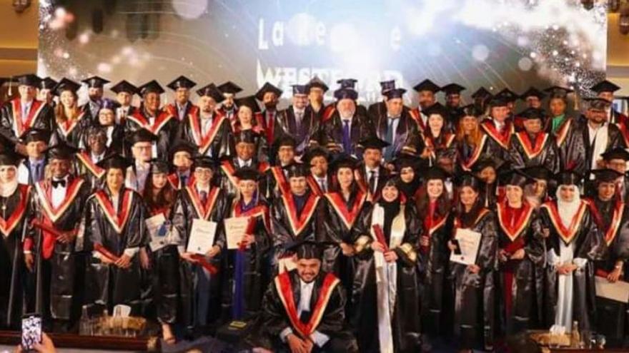 Foto de familia de la graduación de la nueva promoción del MBA de Westford University - UCAM en Dubái. UCAM