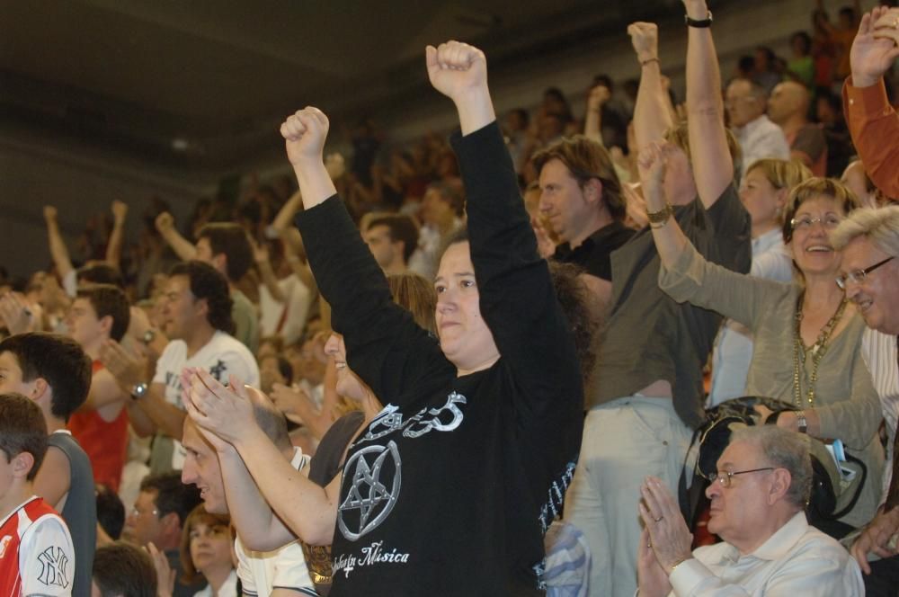 Fotos de la celebració de l'ascens a Huelva i del partit anterior al Nou Congost