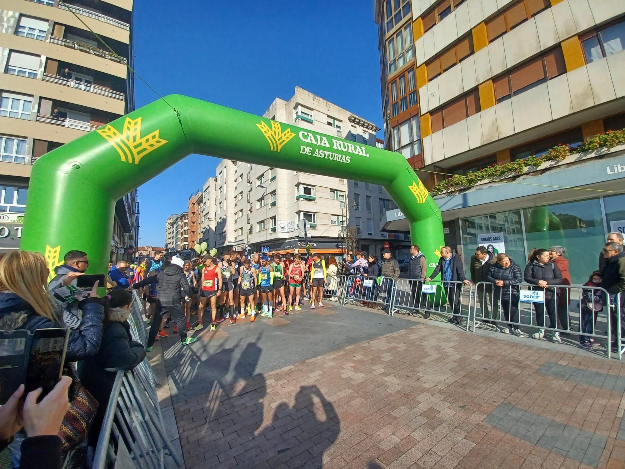 Todas las imágenes de la  XXXIII Media Maratón de Siero: así fue la gran prueba con salida en la Pola