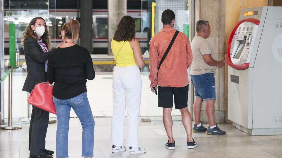 Usuarios sacando su abono en la estación de tren de Oviedo. | Irma Collín