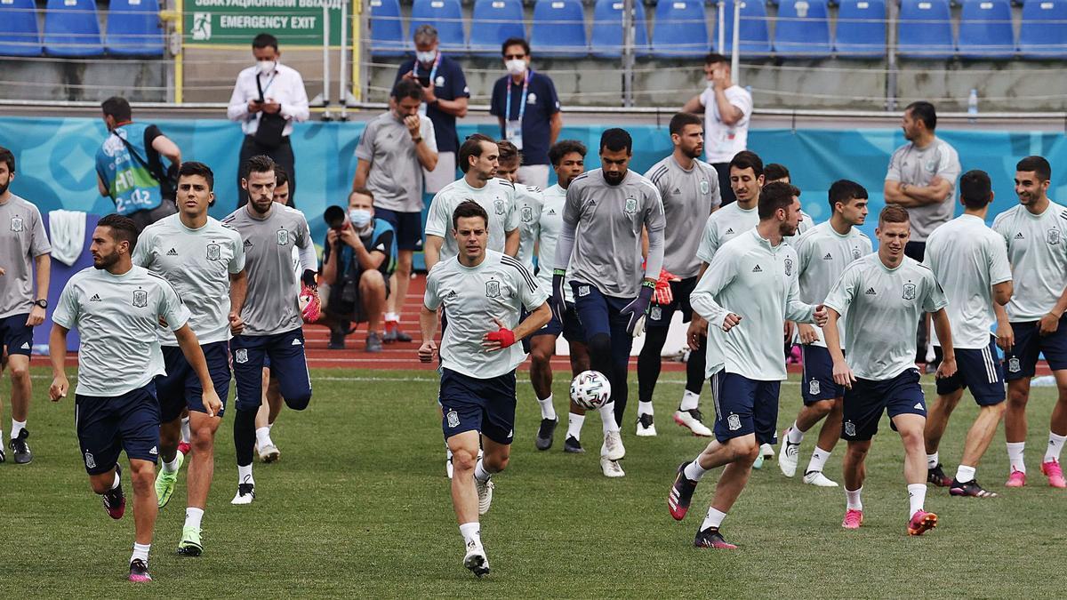 La selección, al comienzo del entrenamiento de ayer en San Petersburgo.   | // EFE