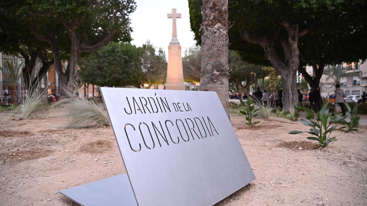 Así ha sido el acto de inauguración del Jardín de la Concordia en Elche con la polémica Cruz de los Caídos como protagonista