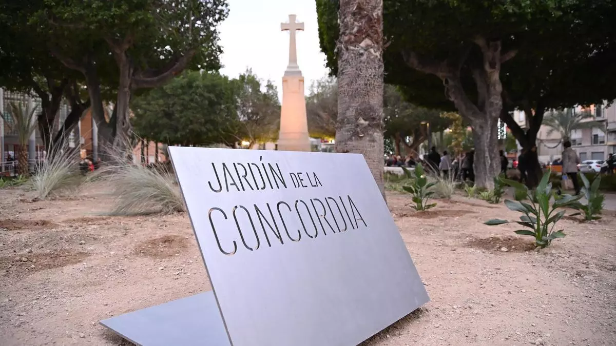 Elche activa la tramitación para proteger contra derribos las casas en primera línea de playa de El Pinet y La Marina y la Cruz de los Caídos