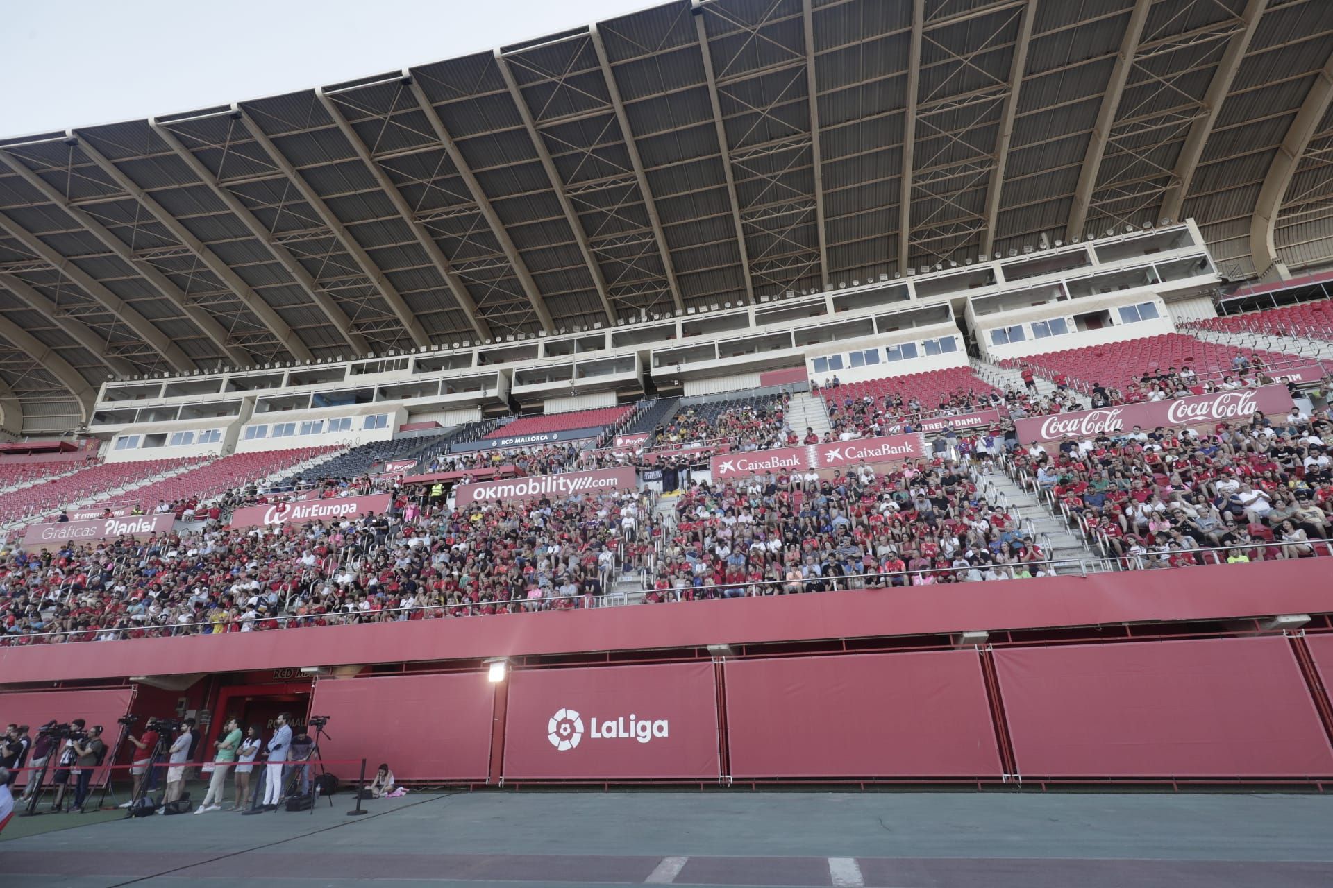 Unos dos mil seguidores del RCD Mallorca se despiden de Reina y Salva Sevilla en Son Moix