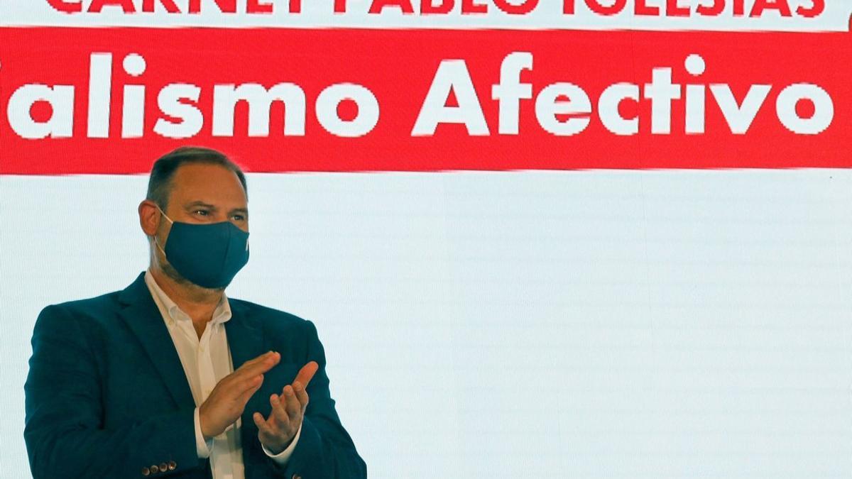 El secretario de Organización y ministro de Fomento, José Luis Ábalos, el pasado 12 de septiembre en el acto de presentación del nuevo carné digital del partido, en València.