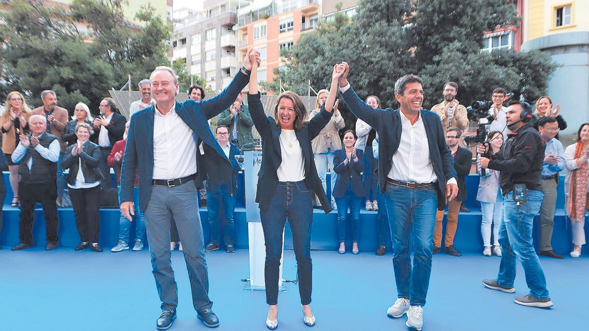 Alberto Fabra, Begoña Carrasco y Carlos Mazón en el mitín central de Castelló.