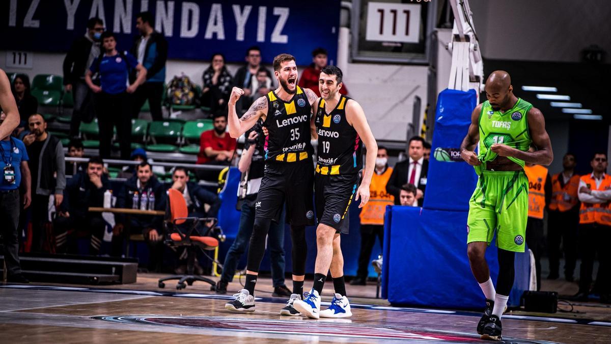 Shermadini y Guerra celebran la victoria del Canarias en la pista del Bursa en los cuartos de la 21/22.