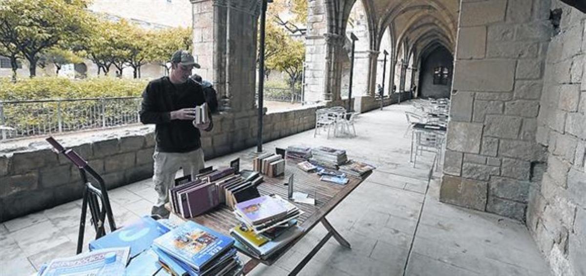 Leo col·loca llibres a la taula dels jardins de Rubió i Lluch a la Biblioteca de Catalunya, ahir.