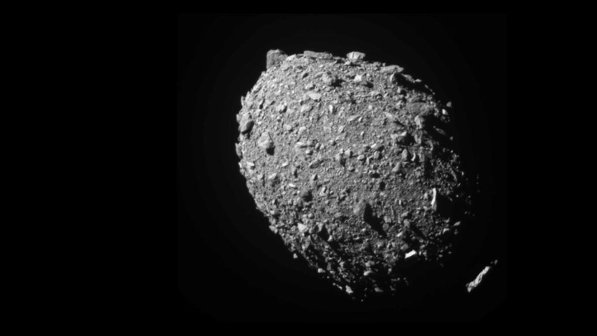 Imagen real del asteroide Dimorphos tomada momentos antes del impactado contra la sonda DART.