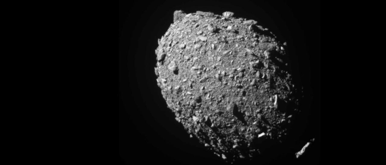 Imagen real del asteroide Dimorphos tomada momentos antes del impactado contra la sonda DART.