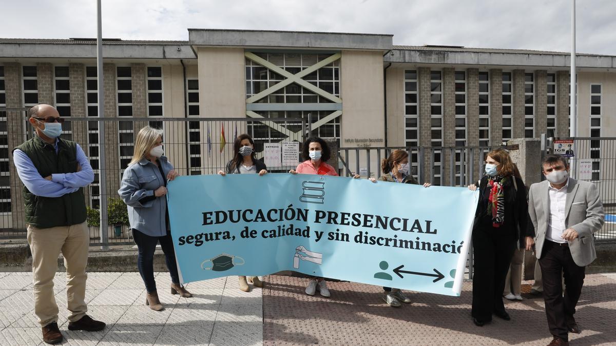 Lo padres de 24 centros asturianos piden que se ponga fin ya a la semipresencialidad: "No hay inversión ni plan B, nos esyán tomando el pelo"