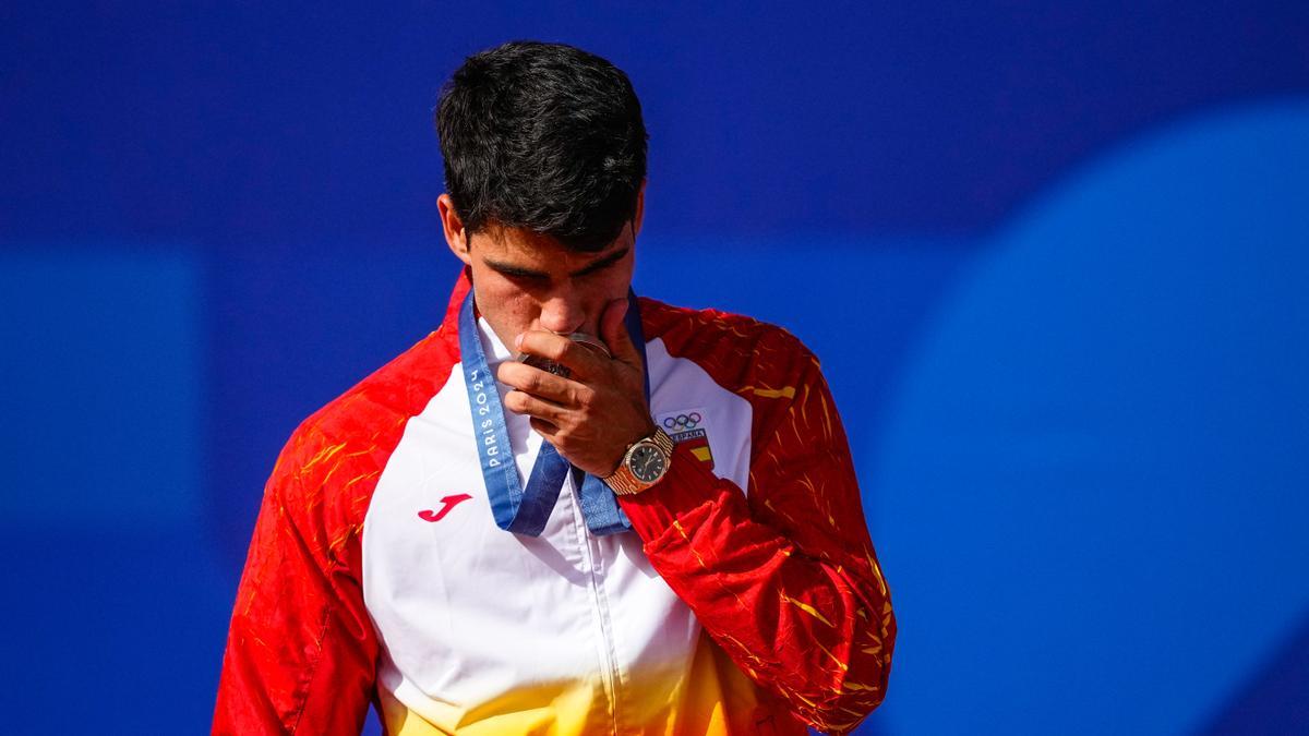 Carlos Alcaraz besa su medalla de plata.