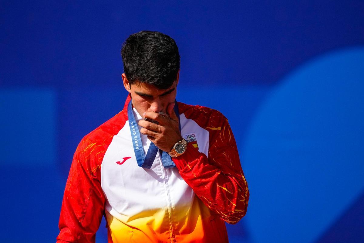 Carlos Alcaraz besa su medalla de plata.