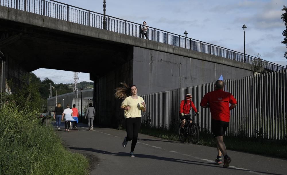 Langreo en el primer día para poder salir a pasear y a hacer deporte por tramos horarios en Asturias.