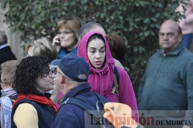 Los romeros acompañan a la Santa pese al frío.