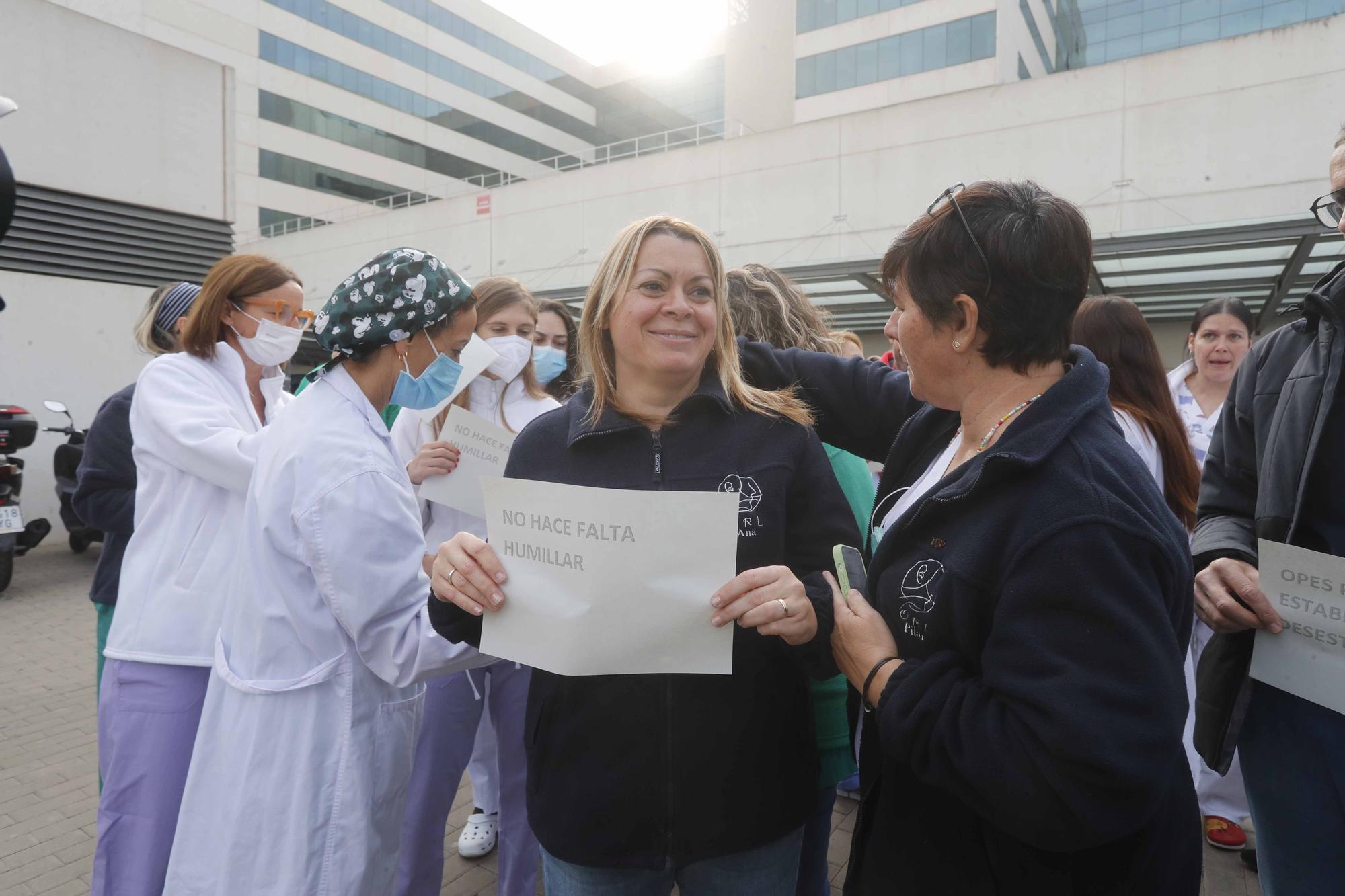 Los sanitarios se manifiestan a las puertas de La Fe por las oposiciones