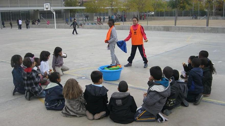 Un grup d&#039;alumnes de l&#039;escola Mas Masó durant l&#039;activitat del pati