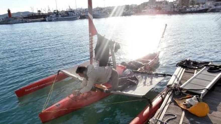 Quico revisa su kayak trimarán en el puerto de Xàbia.