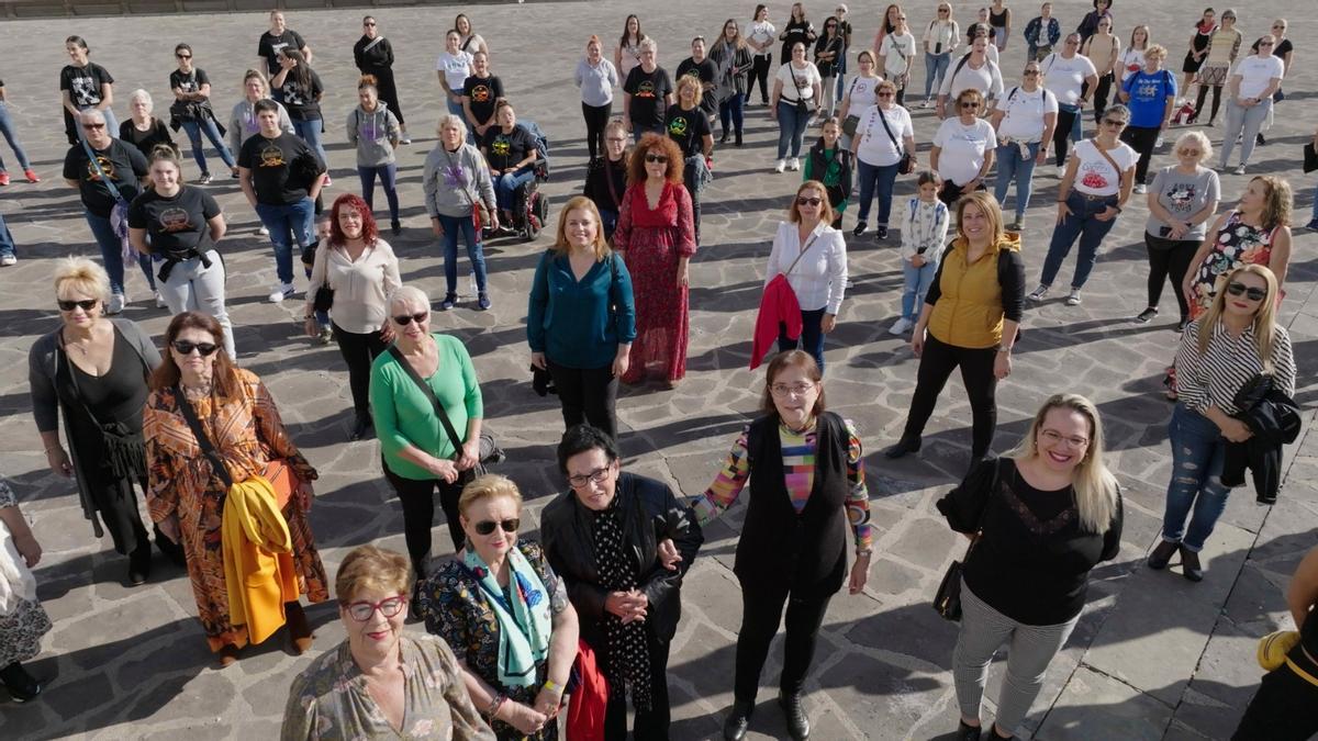 Detalle del encuentro de las protagonistas de la fiesta que reunió el documental ‘Tras la máscara’.