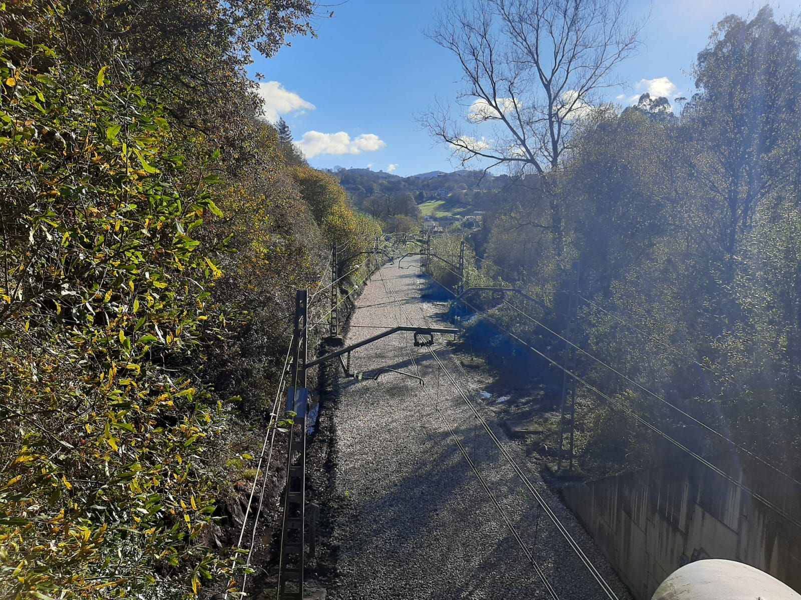 Así luce el tramo ferroviario entre Carbayín y El Berrón: sin vías ni traviesas