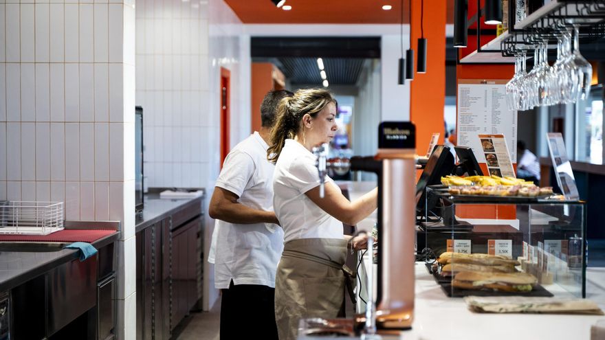Reabre la cafetería de la estación de tren en Cáceres: desayunos extremeños, platos combinados y un 'menú viajero'