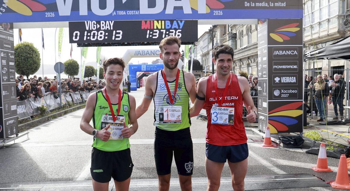 Rubén Pires, Jorge Puig y Alberto Fernández posan con sus medallas.